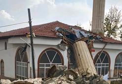 Ankara&#39;da fırtına nedeniyle minare yıkıldı