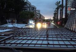 Antalya'da faciadan dönüldü! Fırtına tonlarca ağırlıktaki çatıyı karayoluna savurdu