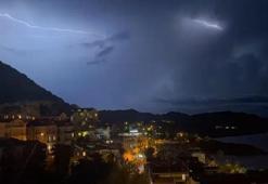 Antalya Kaş'ta şimşekler geceyi gündüze çevirdi! Muhteşem doğa olayı kameraya yansıdı