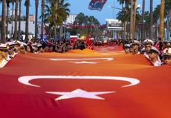 Mersin'de 102 metre uzunluğunda Türk bayrağıyla yürüyüş düzenlendi