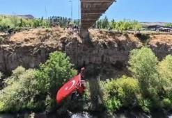 Van'da Cumhuriyet kutlaması! Şelale önünde bayrak açtılar