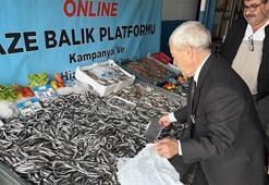 Tezgahlar şenlendi! Fiyatlar düştükçe düşüyor, kilo kilo alıyorlar