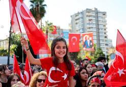 Cumhuriyet coşkusu tüm yurdu sardı! Her yer kırımızı- beyaza büründü, işte renkli görüntüler