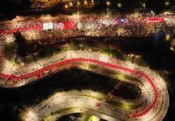 Antalya'da Cumhuriyet coşkusu! 400 metrelik dev bayrağı yüzlerce kişi taşıdı