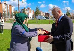 Düzceli temizlik görevlisi Türk bayrağını yere düşürmemek için gösterdiği duyarlılık yürekleri ısıttı