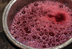 Dededen kalma yöntemlerle hazırlıyorlar! Litresi 500 lira! Pazarlarda kapış kapış satılıyor