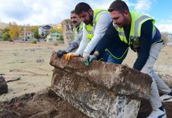 Van Gevaş'daki Selçuklu Mezarlığı'nda 20 yeni mezar taşı kayıt altına alındı