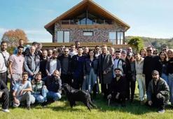 Güller ve Günahlar setinden neşeli kare