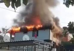 Yalova’da 2 katlı evin çatısında yangın çıktı