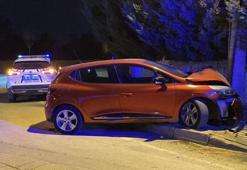 İnegöl'de kontrolden çıkan otomobil, beton direğe çarptı