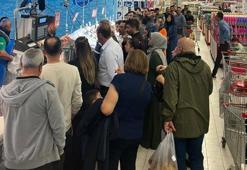 Beylikdüzü'nde hamsinin fiyatı düşünce vatandaş akın etti! Balık reyonunda uzun kuyruklar oluştu