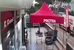 Yoldan geçenlere dehşeti yaşatıp 1 kişiyi bıçaklamıştı, adım adım izi sürülerek yakalandı