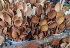 Evinin odasını atölyeye çevirdi! Zeytin ağaçlarından yapıp 200 liraya satıyor!