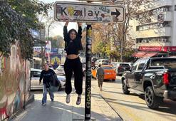 Çankaya'da gençlerin popüler yön tabelası yenilenip koruma altına alındı! Asılarak fotoğraf çektirmek moda oldu