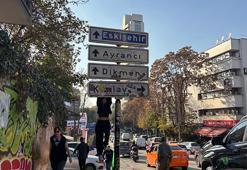 Sosyal medyada bir fotoğrafla başladı! Tabela çalındı, yenisi takıldı: Gençler yine kuyruk oluşturdu