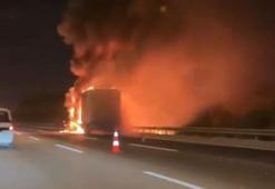 Adana-Mersin Otoyolu Sarıçam mevkiinde tır alev alev yandı