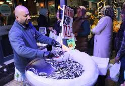 Türkiye'nin en ucuz hamsisi burada! Metrelerce uzunlukta kuyruk oluştu