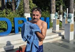 Muğla Bodrum’da susuzluğu protesto etmek amacıyla Belediye Meydanında duş aldı