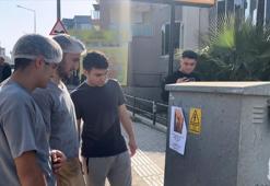 Fotoğrafı gören uzun uzun baktı! "Kızlarınızı bu adamdan uzak tutun" yazılı afişler ortalığı karıştırdı