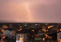 Bursa Karacabey'de şimşekler geceyi gündüze çevirdi