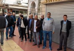 Manisa'da bir grup vatandaş dolandırıldıklarını iddia ederek kuyumcu önünde toplandı