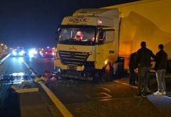 Bariyerlere çarpan tır, Tekirdağ-İstanbul yolunu trafiğe kapattı