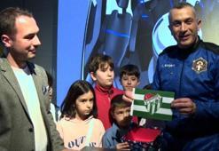 Bursaspor bayrağı uzayda! Türkiye'nin 3'üncü uzay yolcusu Gökhan Erdem bayrağı GUHEM'e teslim etti