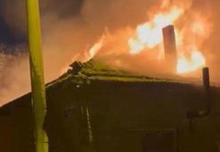 Manisa Turgutlu’da alevlere teslim olan iki evde hasar oluştu