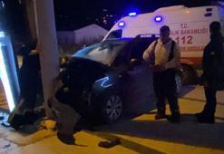 Kocaeli'nde bisikletliye çarpmamak için manevra yapan otomobil direğe çarptı: 5 yaralı