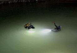 Adıyaman'da gölete düşen kamyonet ekipleri harekete geçirdi