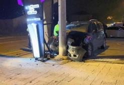 Kocaeli’nde hafif ticari araç aydınlatma direğine çarptı: 5 yaralı