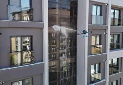 Adana'da cam silme devri bitti! Yüksek katlı binalarda dronlar çalışıyor