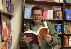 Tek gözü görmeyen 66 Yaşındaki kadın günde 300 sayfa kitap okuyor! 'Dünya yansa duymam'