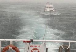 Çanakkale Boğazı'nda makine arızası nedeniyle sürüklenen tekne kurtarıldı