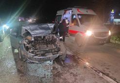 Bursa'da kırmızı ışıkta duran otomobile arkadan gelen otomobil çarptı; 5 yaralı