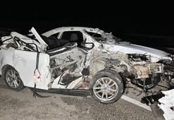 Manisa Kula'da kamyonete çarpan otomobil hurda yığınına döndü: 1 ölü, 2 yaralı