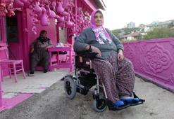 Isparta'nın 75'lik Barbie'si akülü aracına kavuştu ama hayali yarım kaldı! Pembeye boyatmak için destek bekliyor