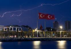 Hatay İskenderun'da şimşekli gece