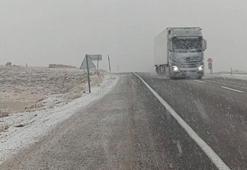 Sivas Gürün’de kar yağışı etkili oldu, görüş mesafesi yer yer 50 metreye düştü