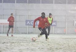 Sivasspor kar yağışı altında zorlu maçın hazırlıklarına başladı
