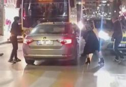 Aksaray’ın ayağa kaldıran olay! Ters yöne girip, 2 yayaya, iş yerine ve araçlara çarpan alkollü sürücü, darbedildi