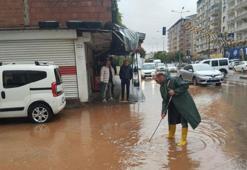 Diyarbakır Silvan’da sağanak yağış yolları göle çevirdi