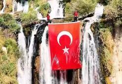 Van'ın Muradiye Şelalesi’nde Türk bayrağı dalgalandı