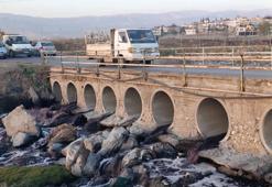 Kahramanmaraş'ta Aksu Çayı siyaha döndü: Fabrika atıkları Sır Barajı'na ulaştı, bölgede alarm zilleri çalıyor!