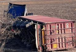 Konya Karapınar’da çekici devrildi: 1 yaralı