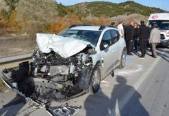 Taşova’da otomobil ile kamyon çarpıştı: 3 yaralı