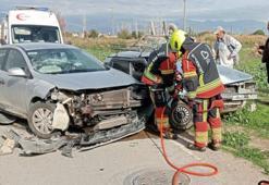 Burhaniye'de iki otomobil kafa kafaya çarpıştı: 3 yaralı