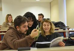 Hayallerini 30 yıl sona gerçekleştirdi: Anne ve oğul aynı üniversite ve aynı fakültede öğrenci oldu