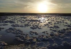 Sular çekildi, Tuz Gölü'nde oluşan devasa kütleler ortaya çıktı: Fotoğrafçılar akın ediyor!