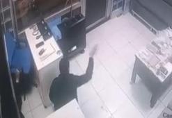 Taksi durağında panik anları! Şoförle tartışan yolcunun 3 el ateş ettiği anlar kamerada